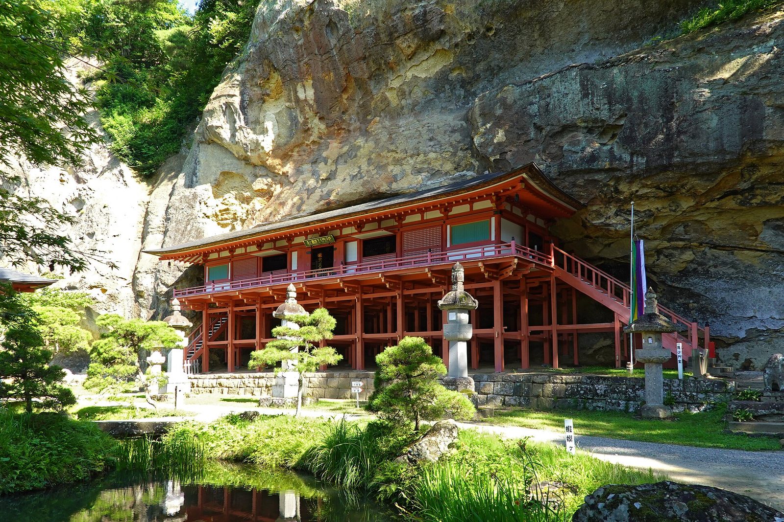 達谷窟毘沙門堂