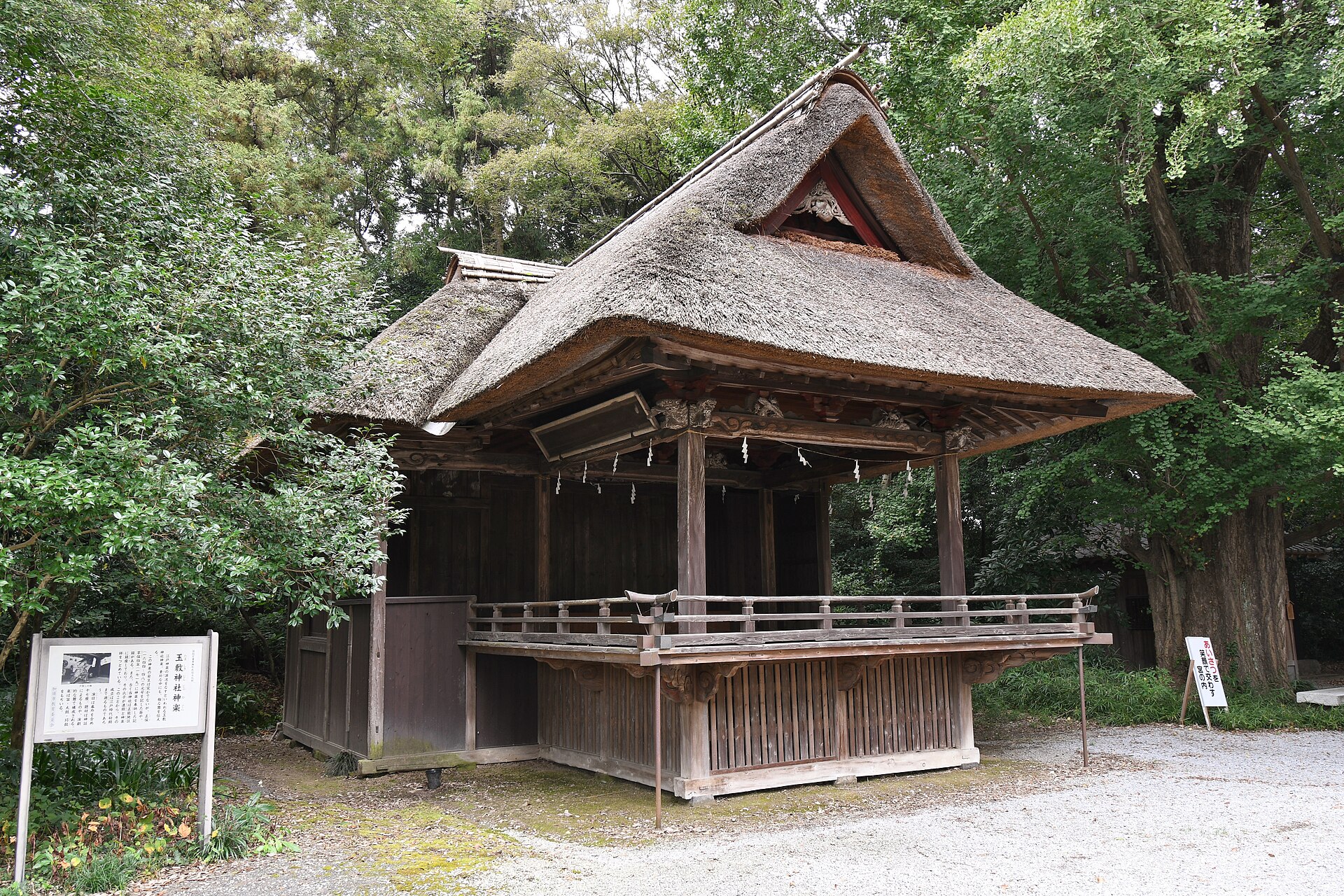 玉敷神社の神楽殿