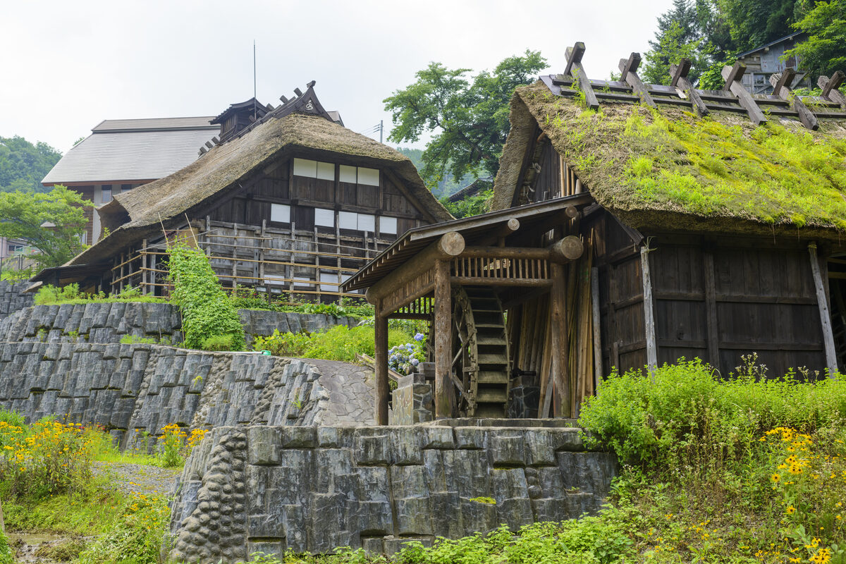 田麦俣の茅葺き屋根の多層民家集落と水車小屋