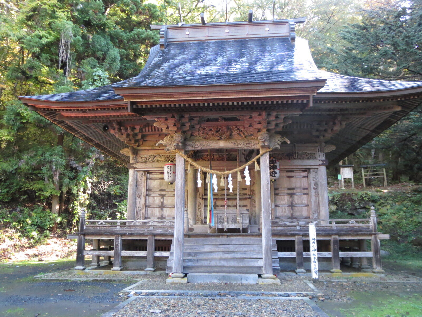 丹内山神社の本殿と苔むした境内