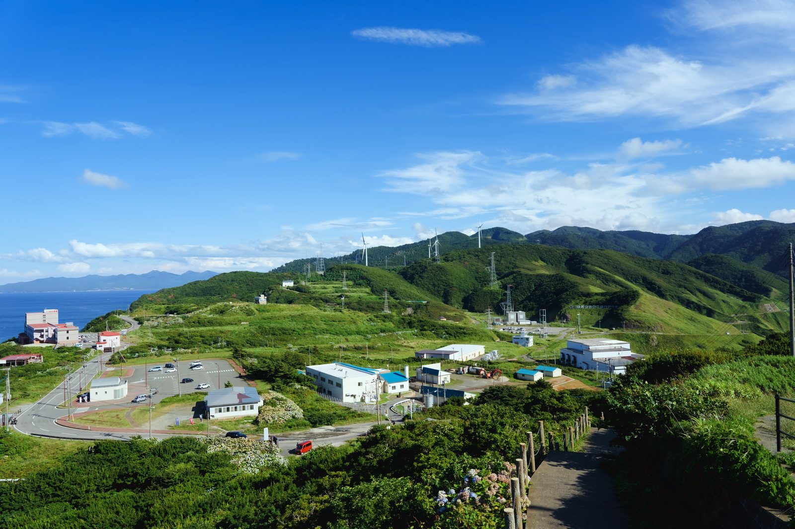 龍飛崎の高台から望む風力発電と津軽半島の稜線
