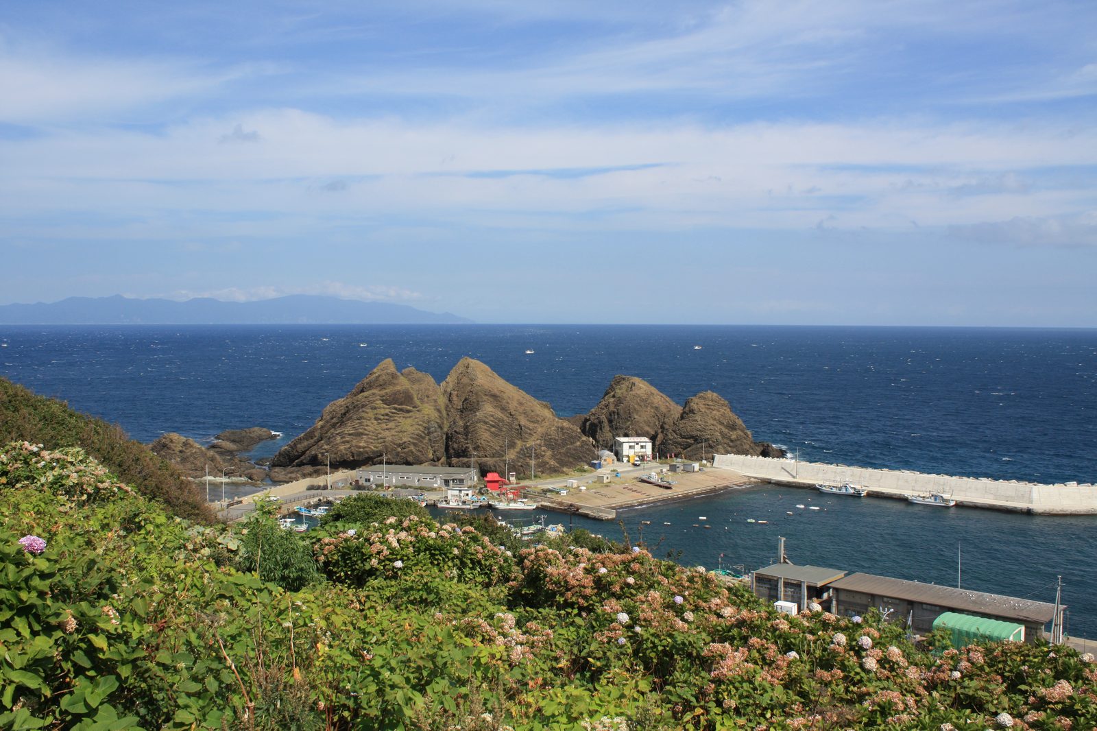 津軽半島最北端、帯島と竜飛漁港の全景