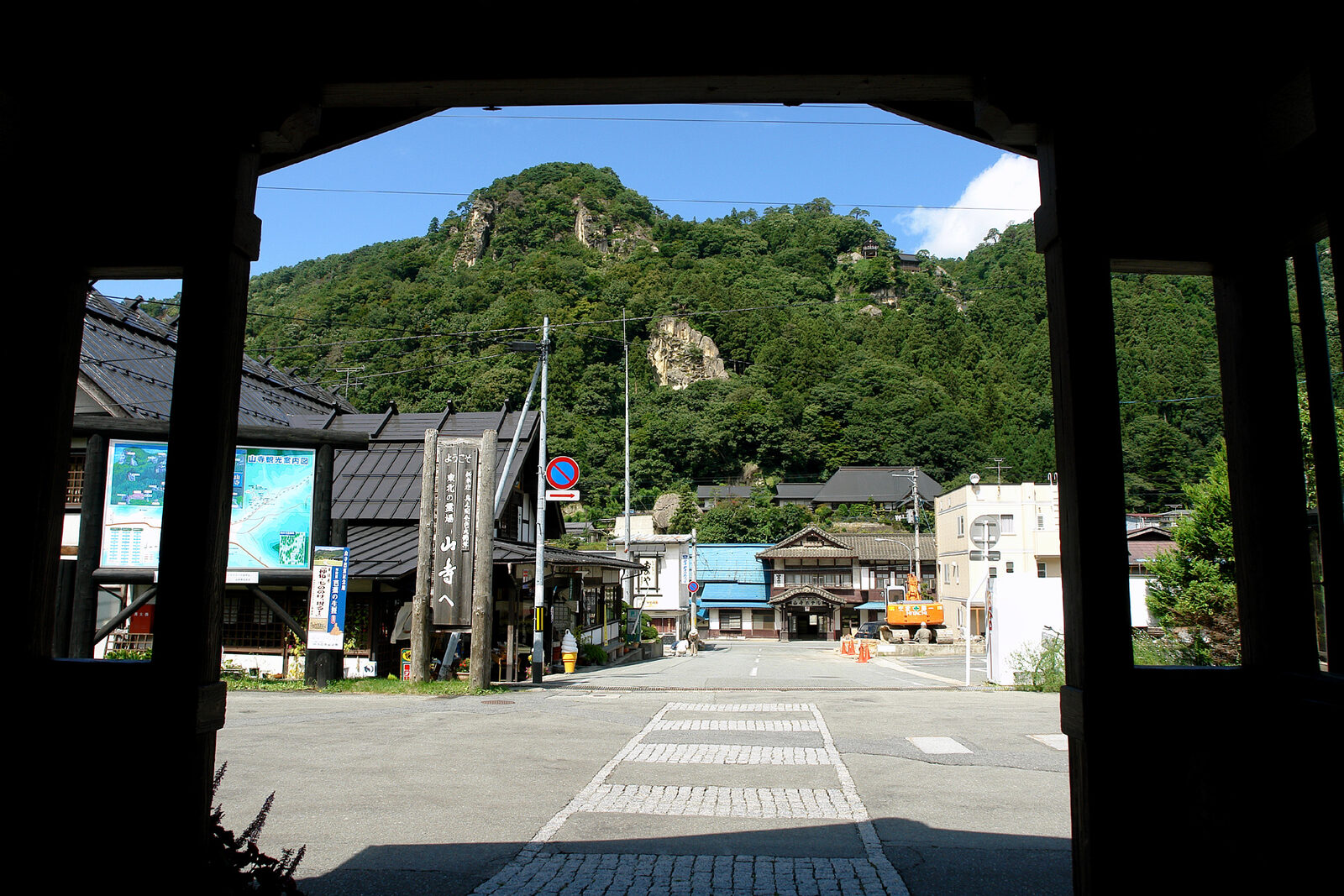 JR山寺駅の門から望む宝珠山の稜線