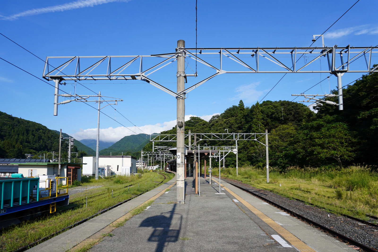 山寺駅のホームと仙山線の線路