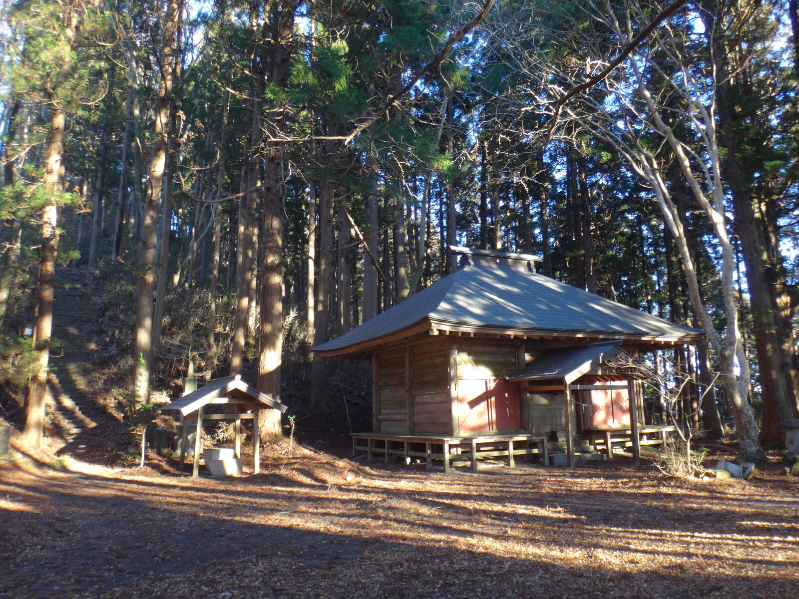 山頂直下に鎮座する黒前神社の社殿