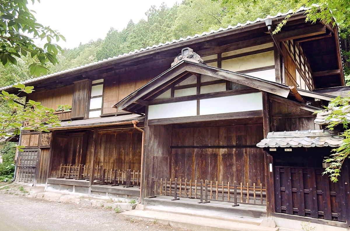 江戸時代の関所建物が残る栃本関所跡の外観