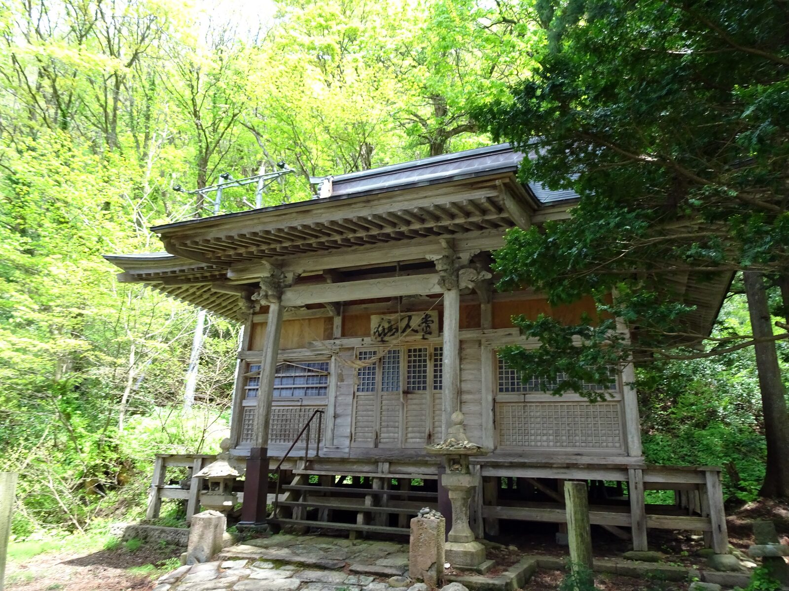 最上川の対岸にたたずむ外川神社(仙人堂)の社殿