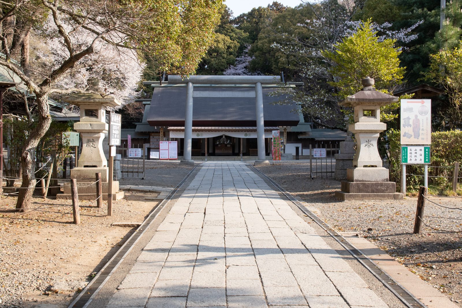 常磐神社の拝殿と参道、石灯籠