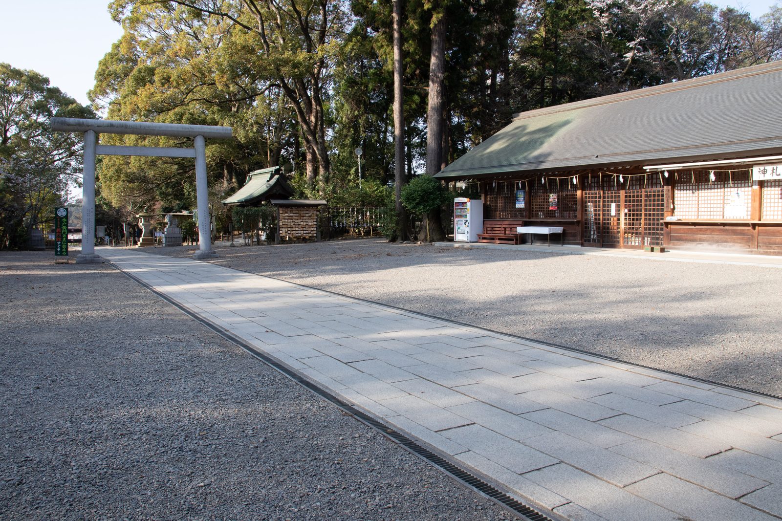 常磐神社の鳥居と社務所