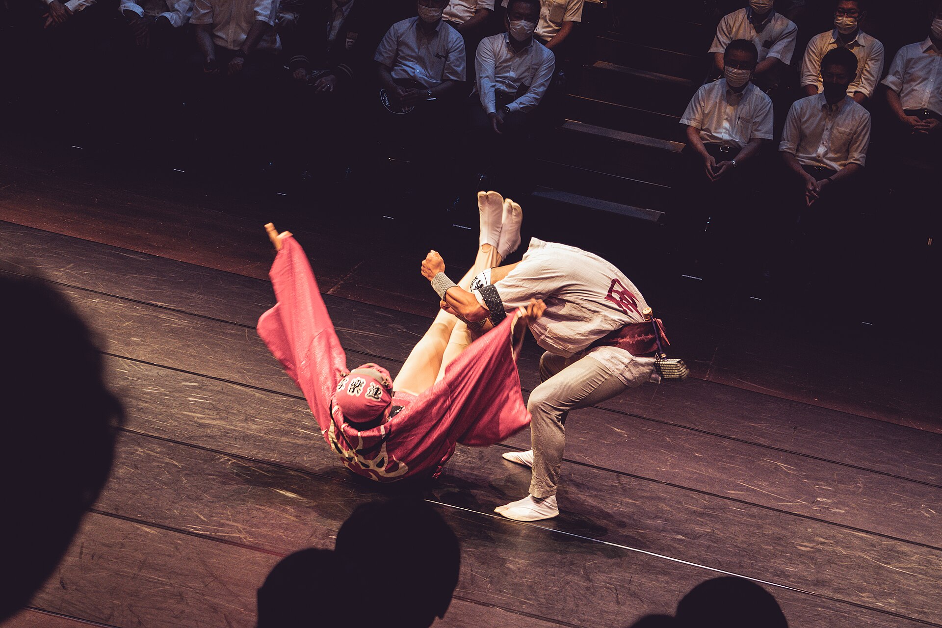 阿波おどりの踊り手たちが両手を上げて踊る様子