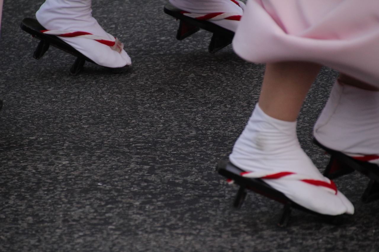 阿波おどりで使われる下駄と浴衣姿の踊り手の足元