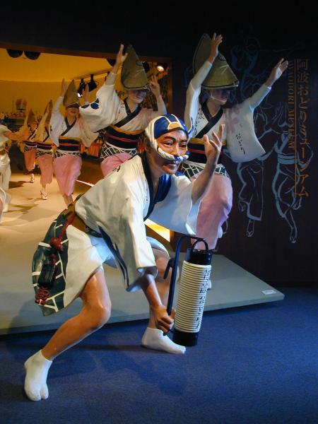 阿波おどり会館で実演される阿波おどりの踊り手