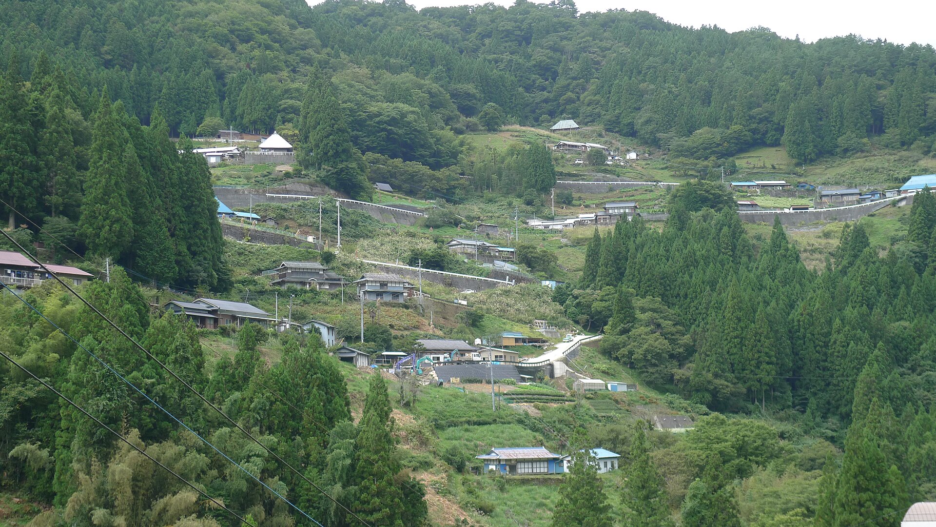 落合集落の家々と周囲を取り囲む山並み