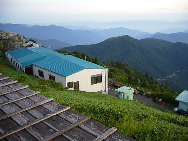 剣山山頂付近の山小屋と稜線