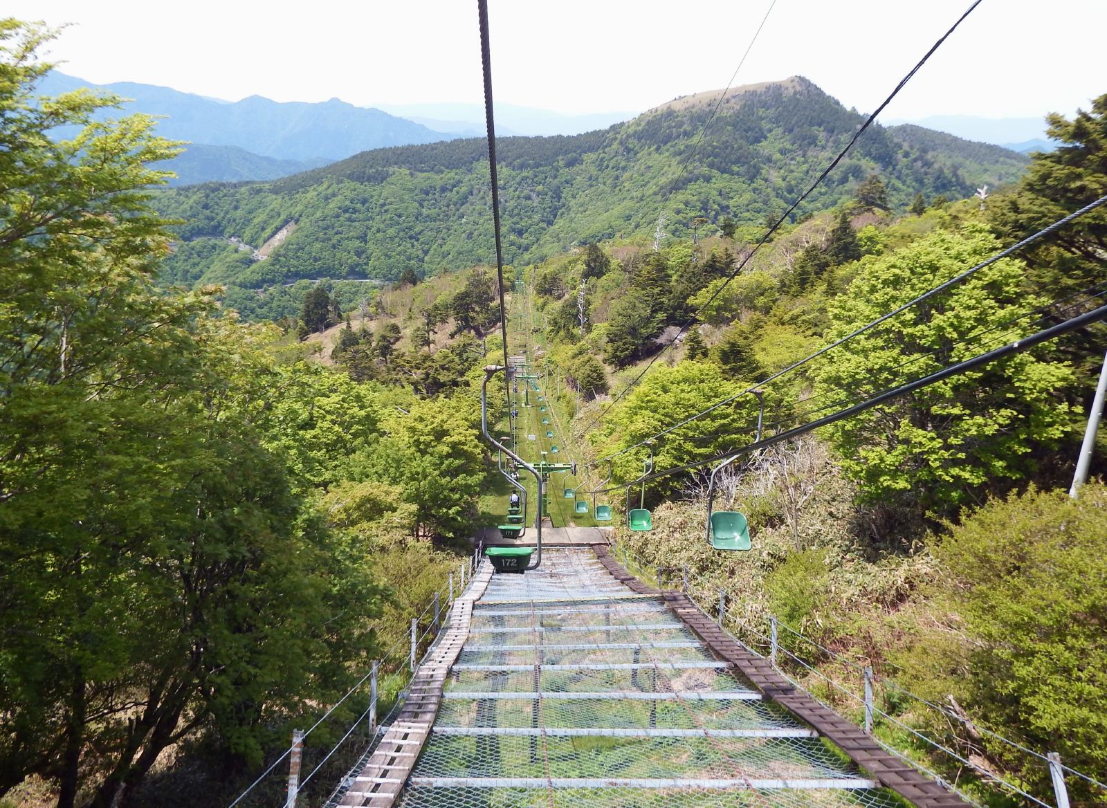 剣山観光登山リフトと周囲の山並み