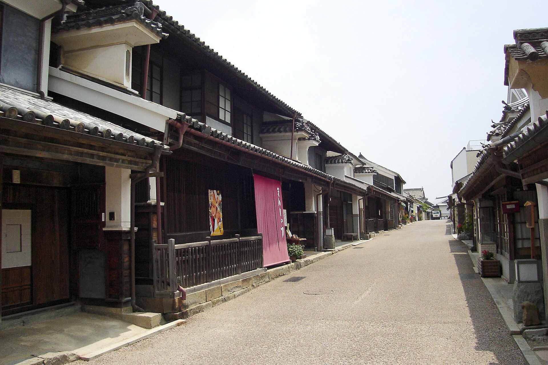 うだつの町並み、脇町南町通りの伝統的な商家建築