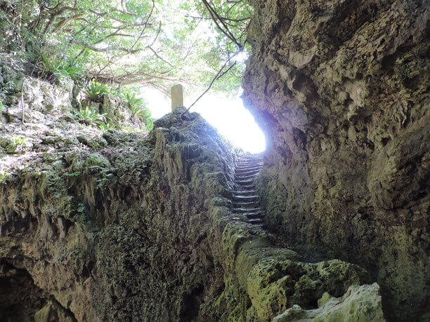 友利のあま井の石段から地上の光を見上げる