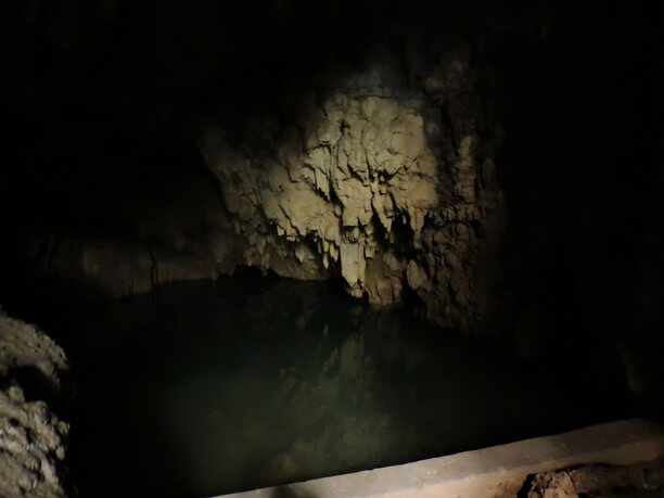 友利のあま井の最深部、暗がりに湧く水面