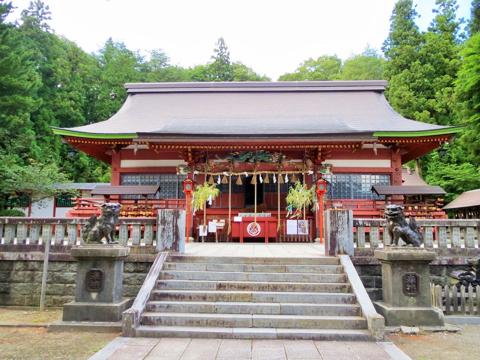 遠野郷八幡宮の社殿と広い境内