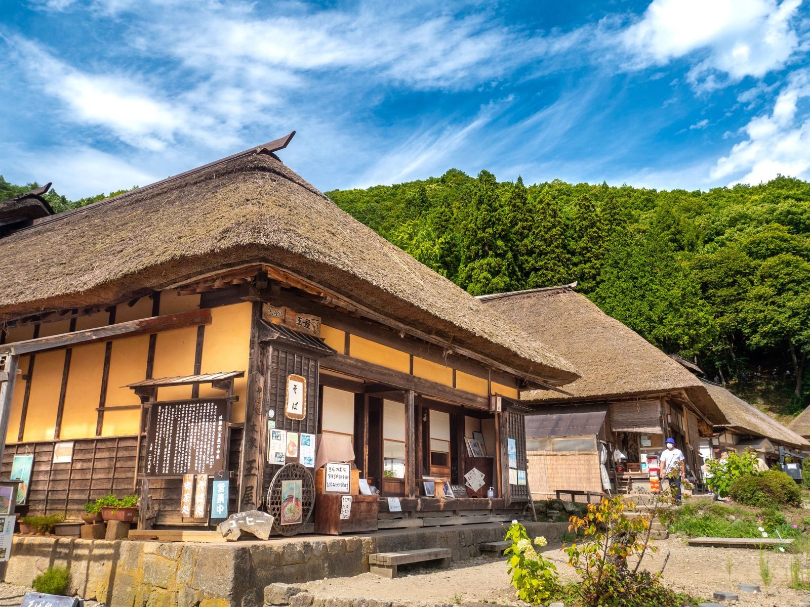 茅葺き屋根の町並みが続く大内宿