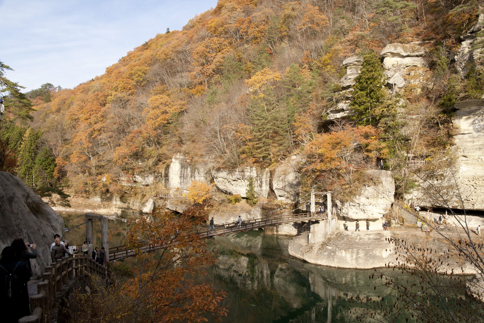 福島県下郷町の塔のへつり、吊り橋と紅葉に彩られた奇岩の渓谷
