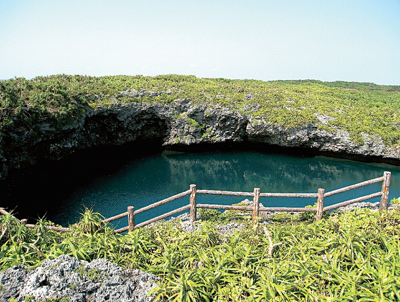 通り池のもうひとつの池、緑に囲まれた深いブルーの水面