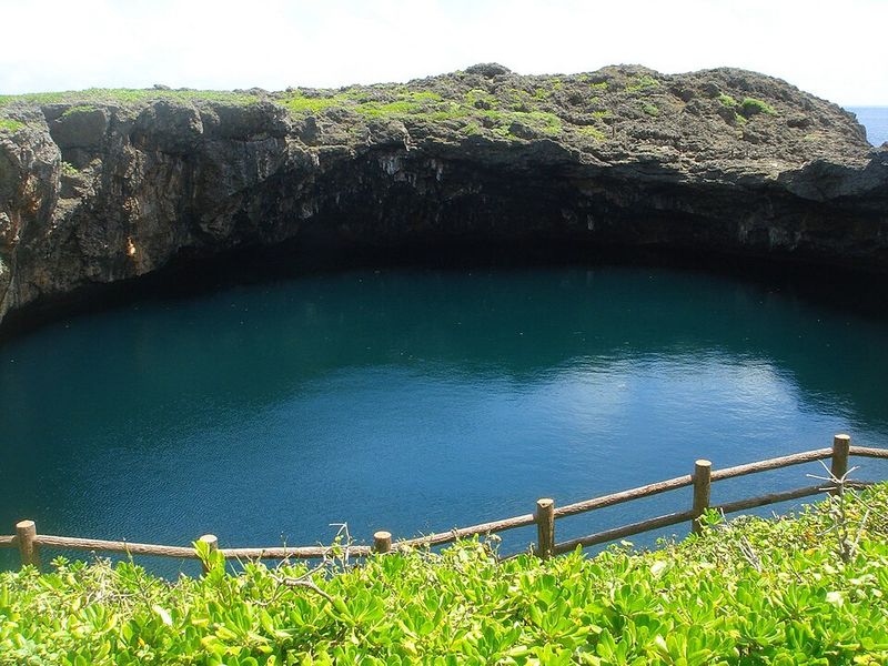 下地島の通り池の神秘的な水面