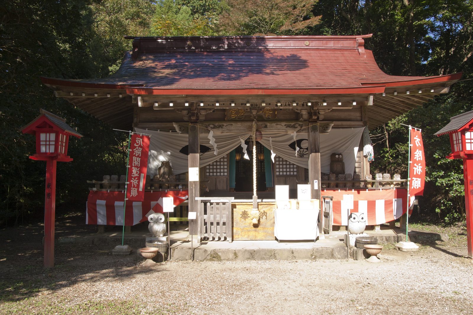 鷲子山上神社の拝殿とフクロウの狛犬