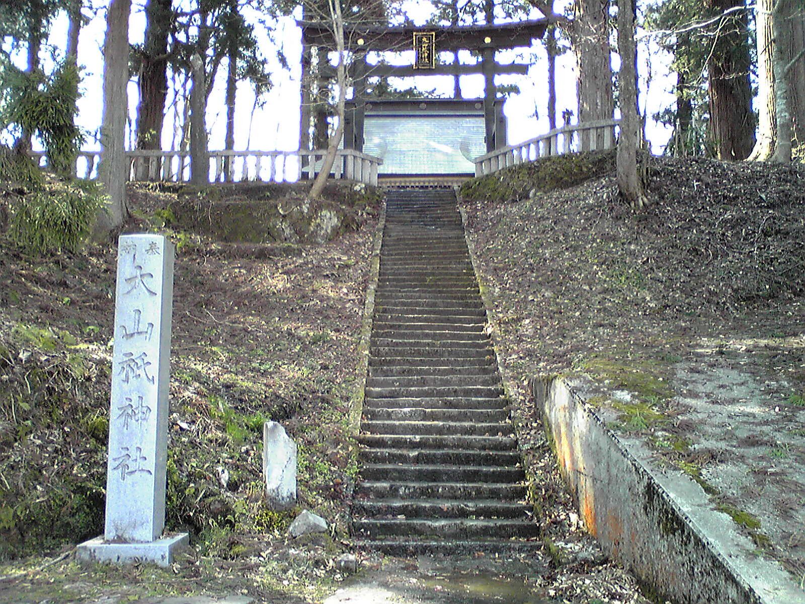 鳥追観音に隣接する大山祇神社の参道と鳥居