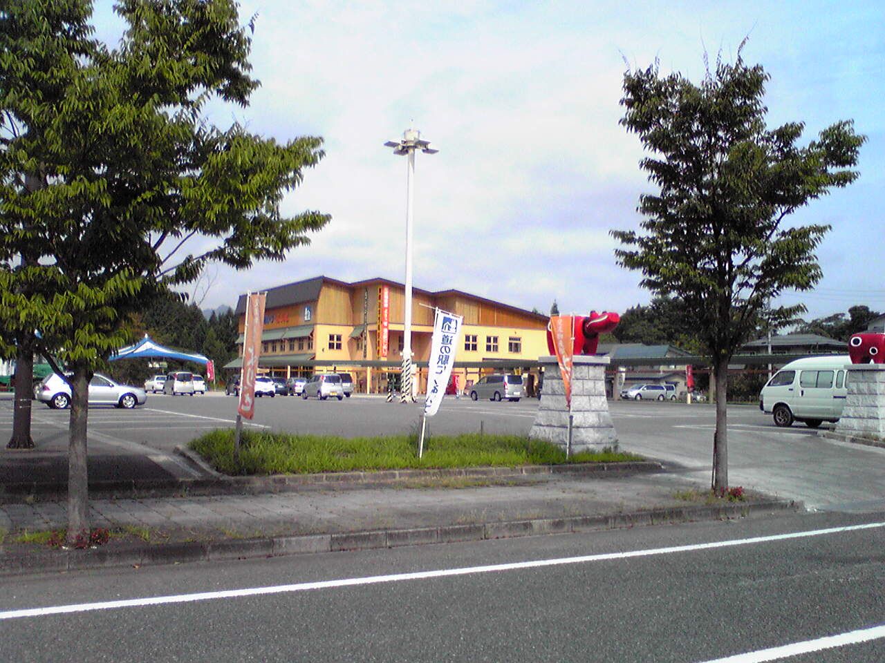 道の駅にしあいづ よりっせの建物外観と駐車場