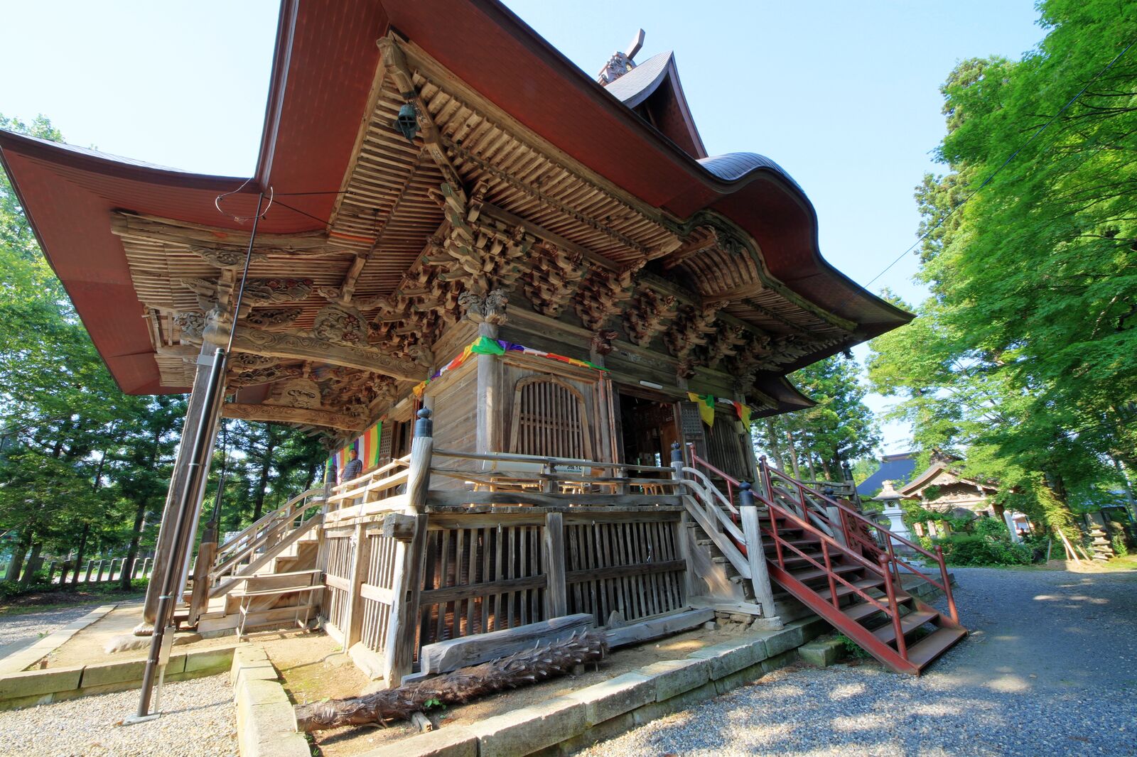 鳥追観音(如法寺)の観音堂、精緻な彫刻が施された屋根