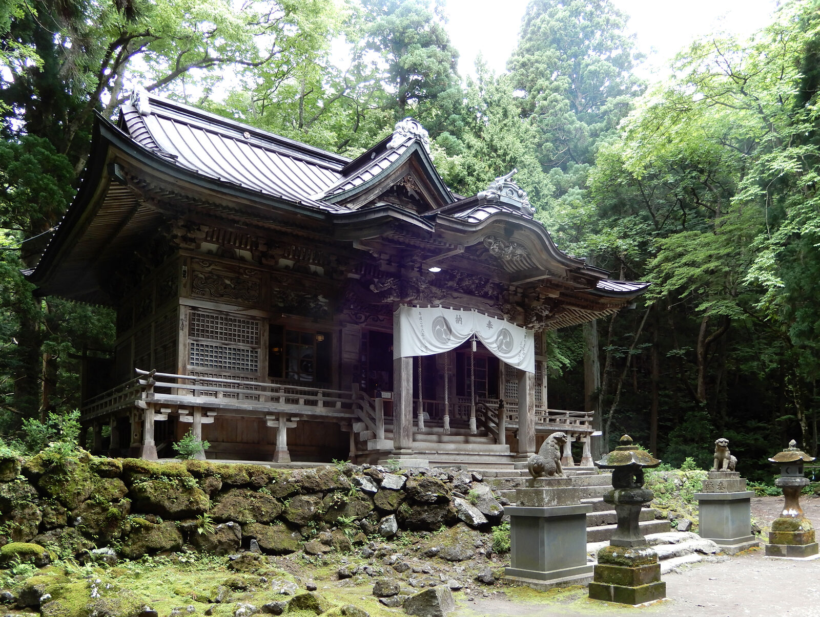 杉木立に囲まれた十和田神社の拝殿