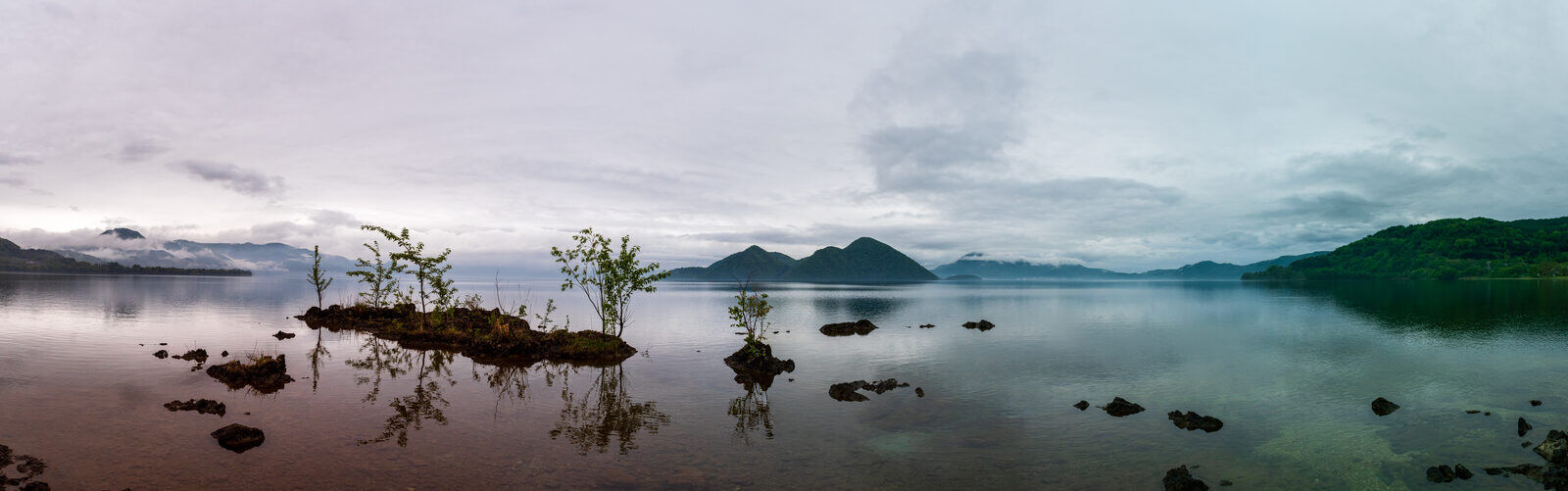 洞爺湖の湖面と対岸の山並みを望むパノラマ