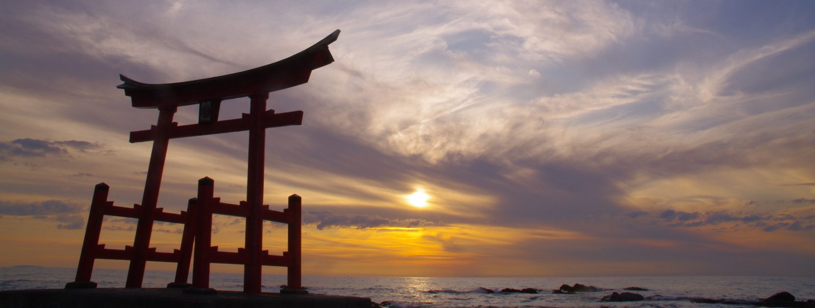豊岬金比羅神社の海中鳥居のシルエットと夕焼けの空