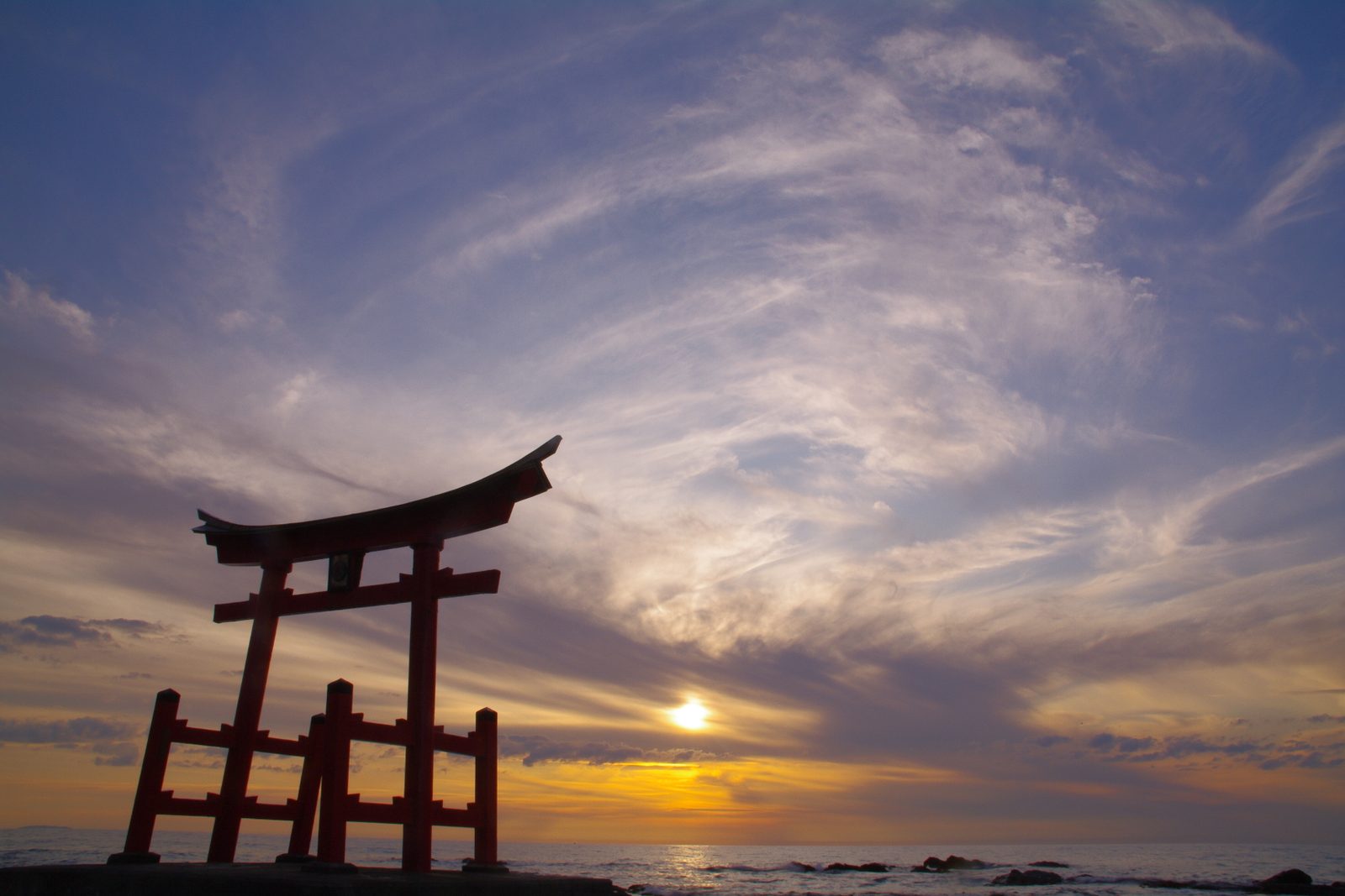 豊岬金比羅神社の海中鳥居と日本海に沈む夕陽