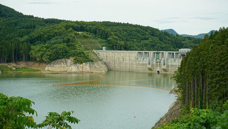 津軽ダムと津軽白神湖の眺め