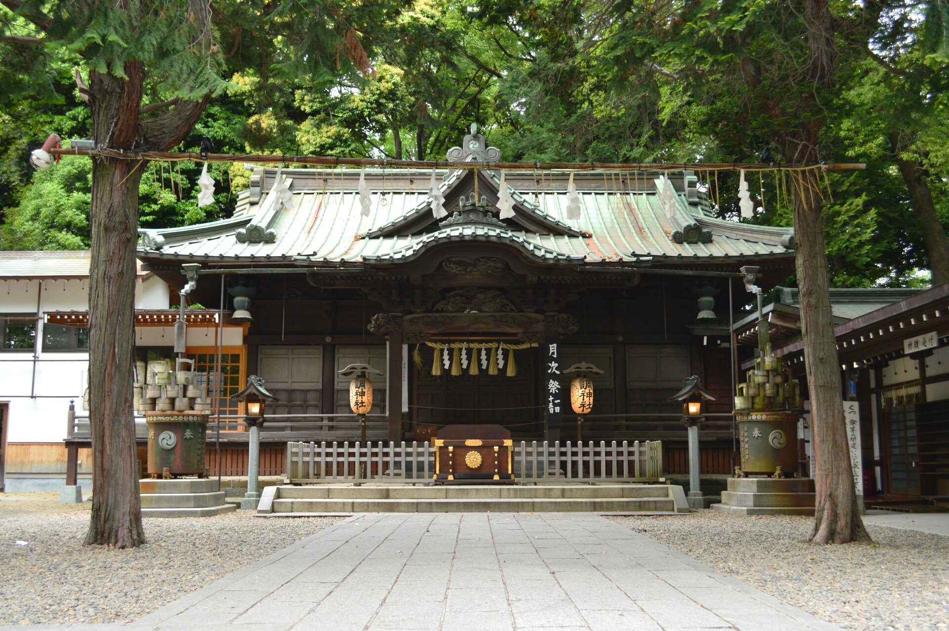 調神社の拝殿、鳥居がない参道の先に建つ社殿