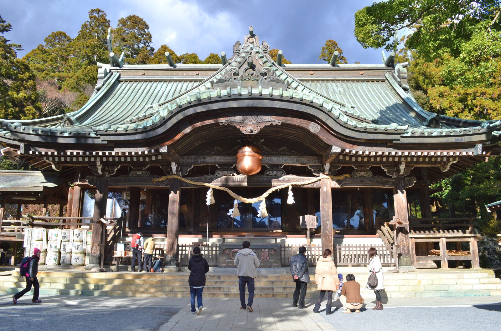 筑波山神社の拝殿、しめ縄が下がる荘厳な社殿