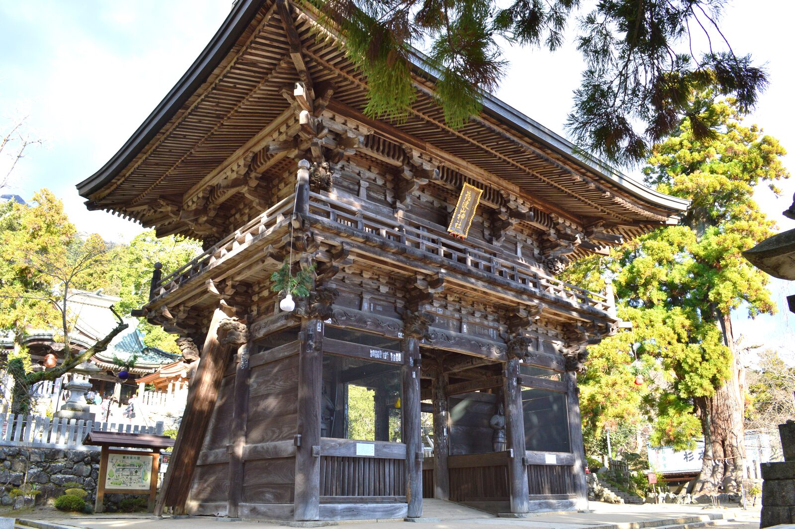 筑波山神社の随神門、朱塗りの楼門