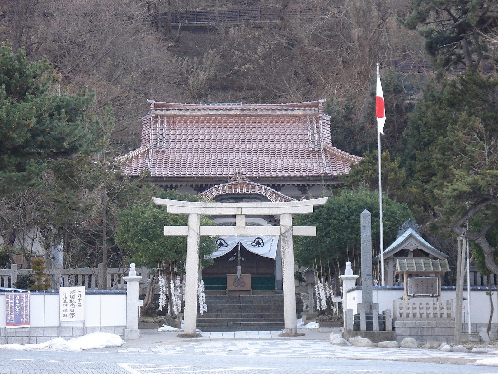 雪化粧した姥神大神宮の鳥居と社殿