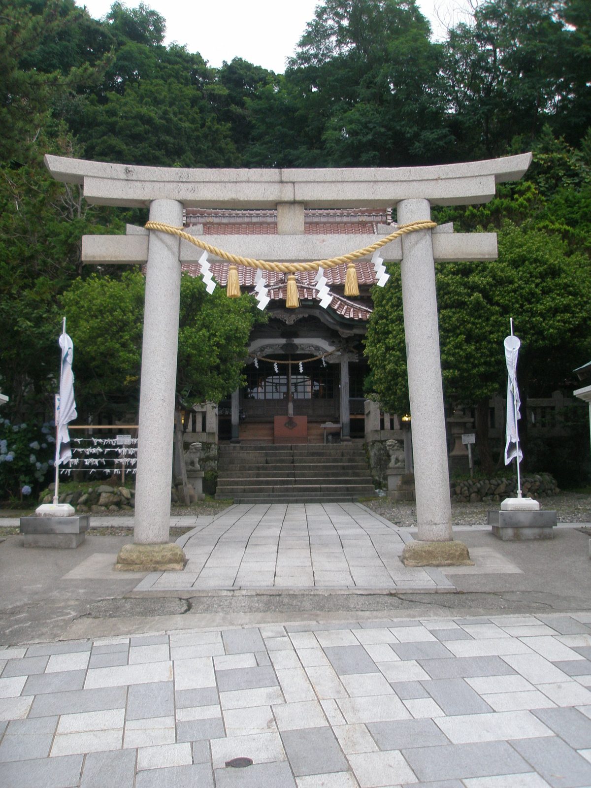 姥神大神宮の鳥居越しに見る拝殿