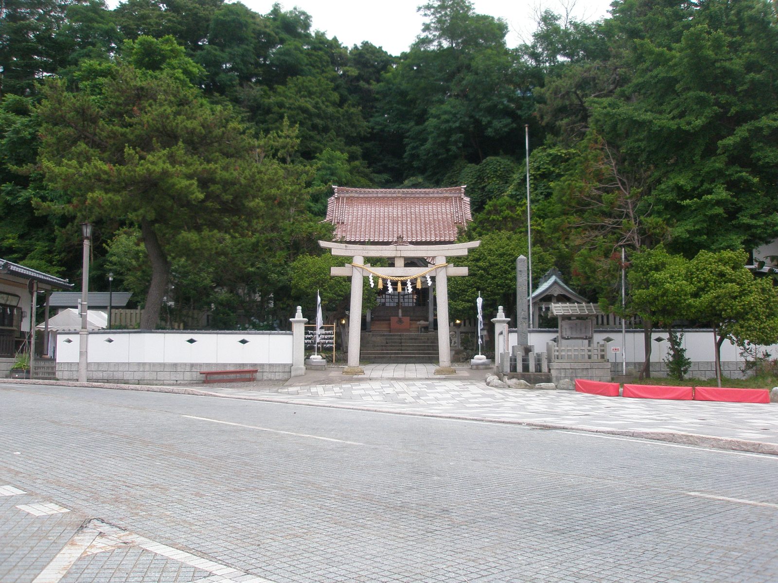 姥神大神宮の白い石鳥居と社殿全景