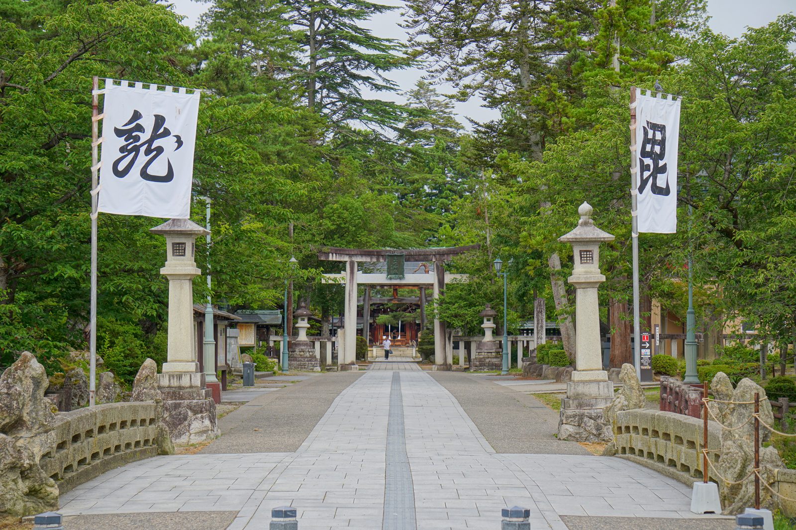 上杉神社の参道、舞鶴橋にはためく「毘」「龍」の軍旗と奥の鳥居