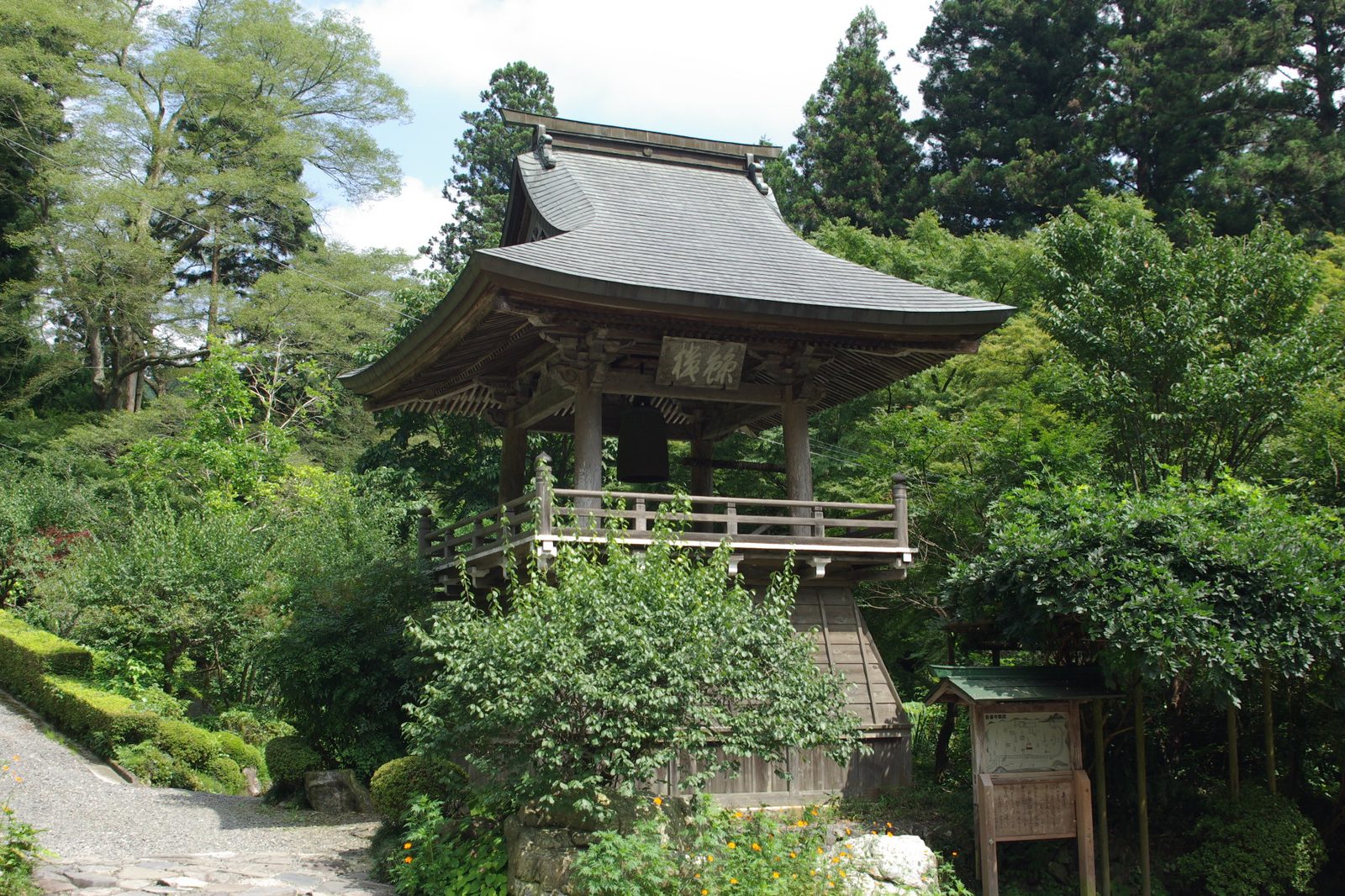 雲巌寺の鐘楼、「縁」の額と新緑