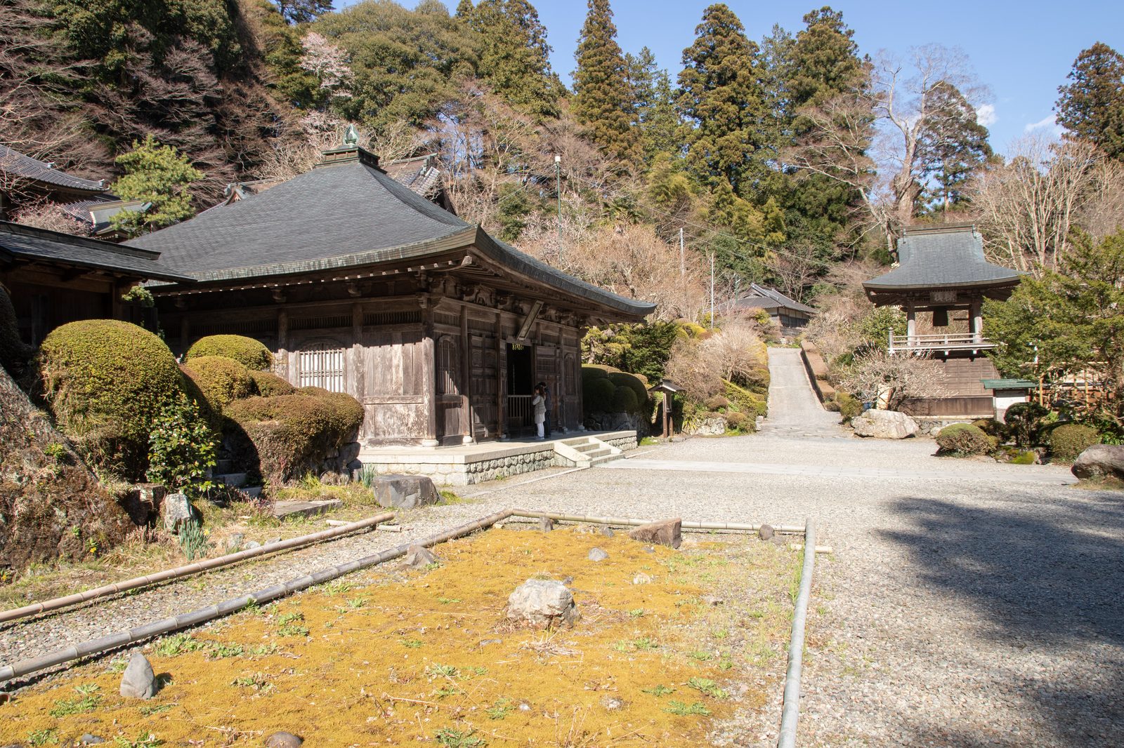 雲巌寺の仏殿前に広がる参道、奥に鐘楼