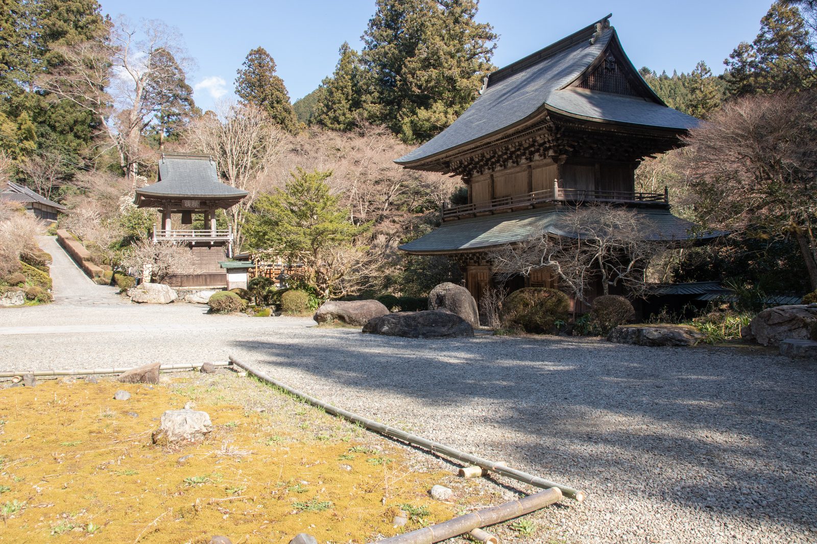 雲巌寺の二層山門と鐘楼、木々に囲まれた参道