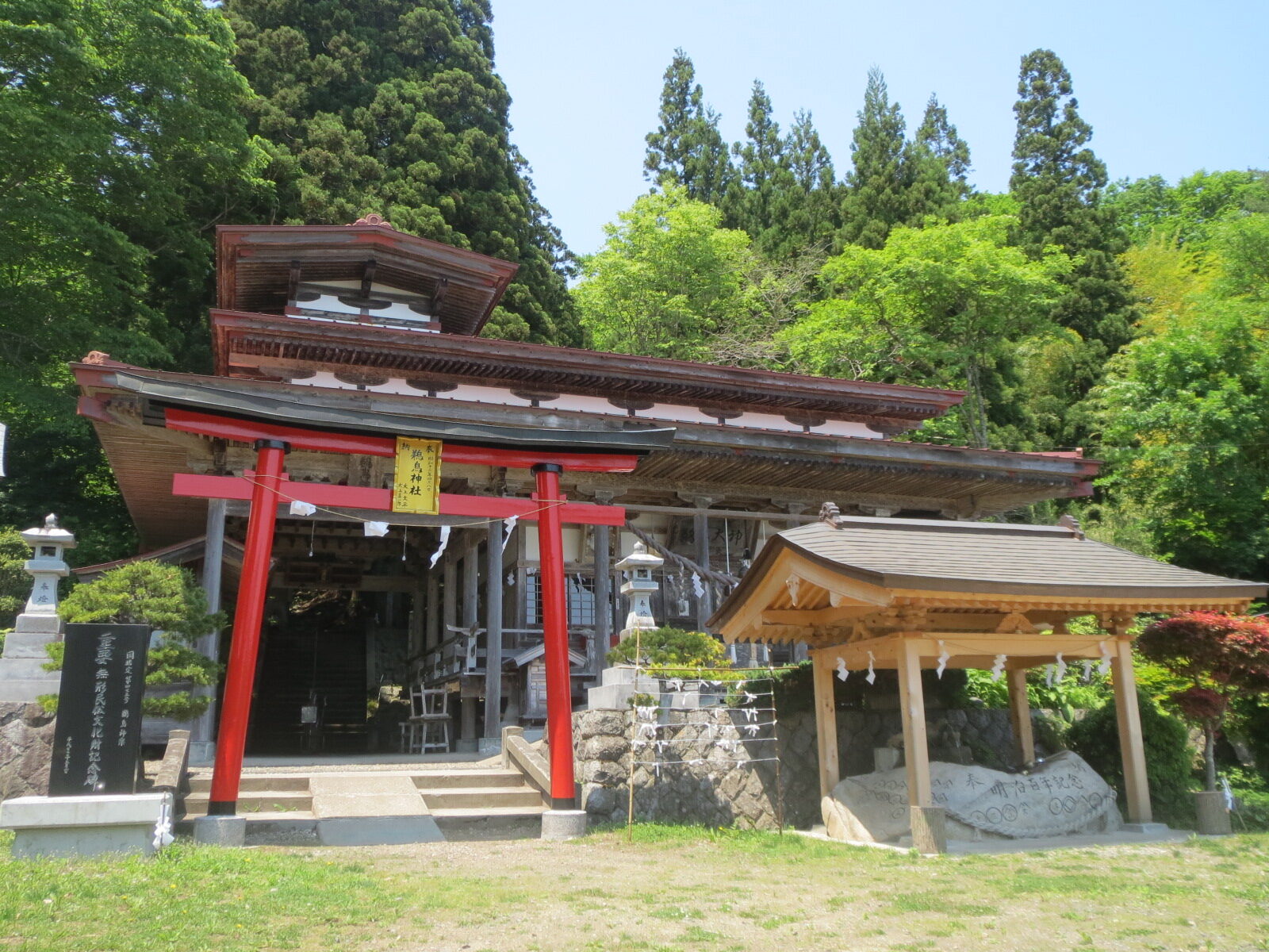 国道45号沿いに立つ鵜鳥神社の遥拝殿