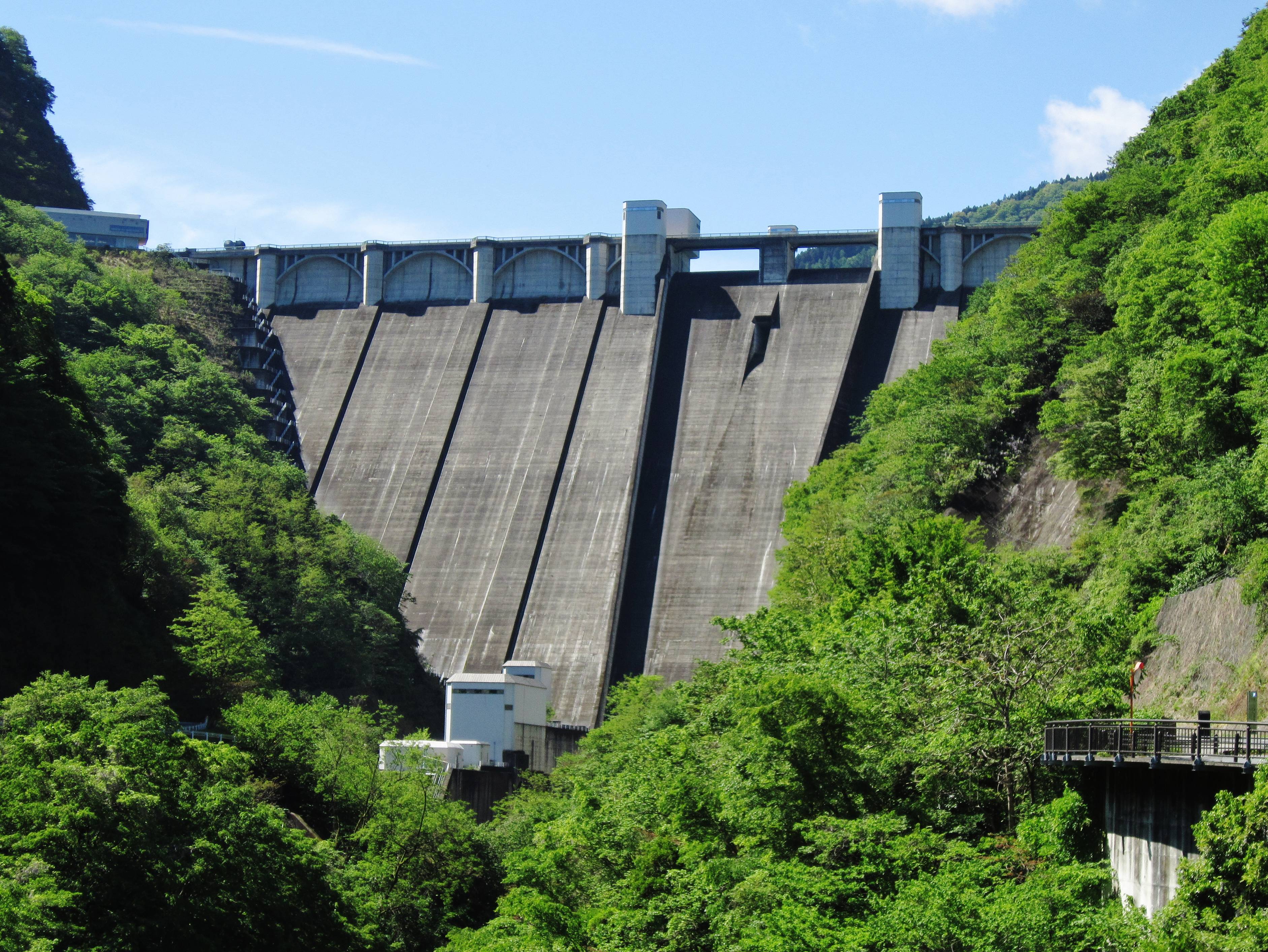 浦山ダムと新緑の渓谷