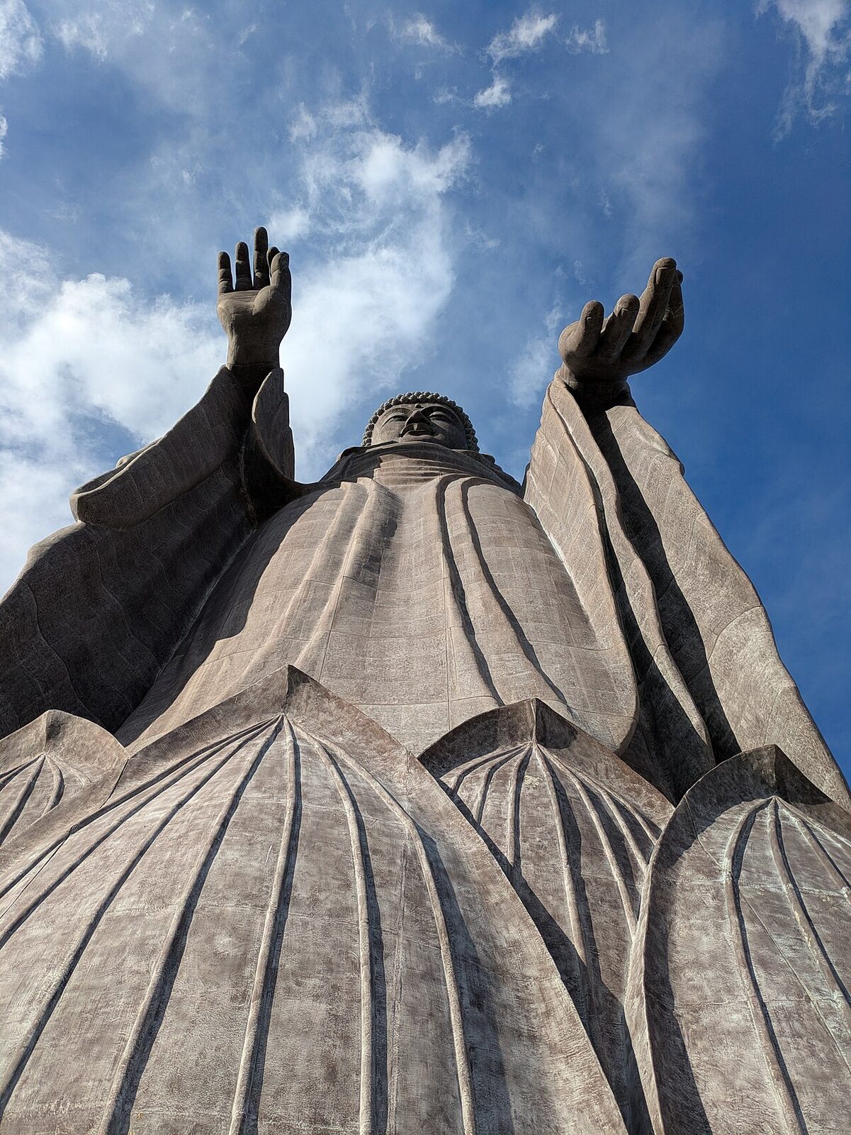 見上げるほどの大きさでそびえる牛久大仏