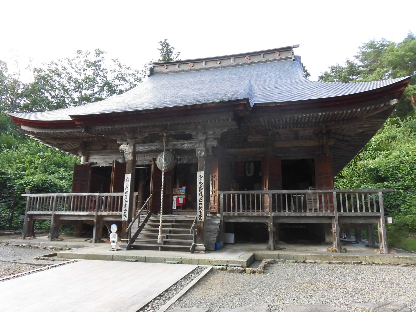 若松寺観音堂の階段と鰐口